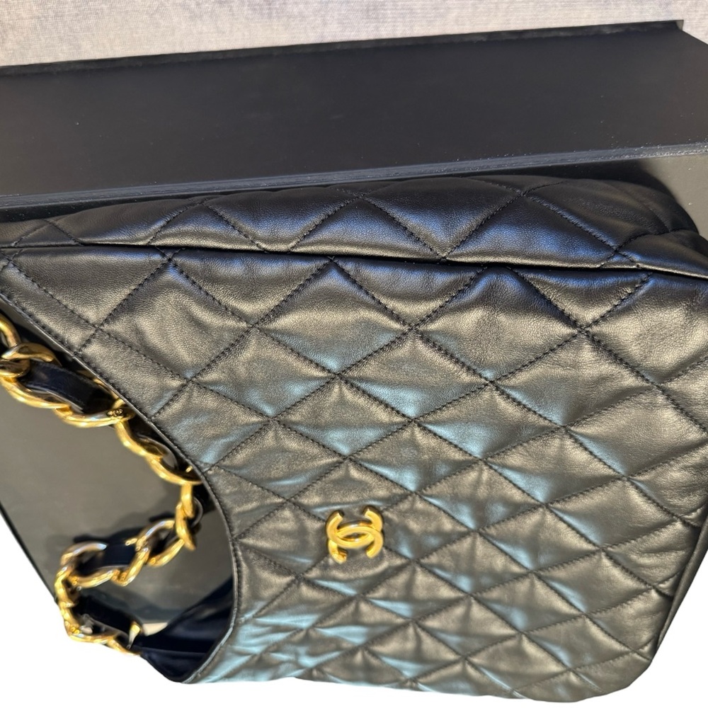 CHANEL Black and Gold Quilted Shoulder Bag with Iconic CC Logo - Picture 5 of 12
